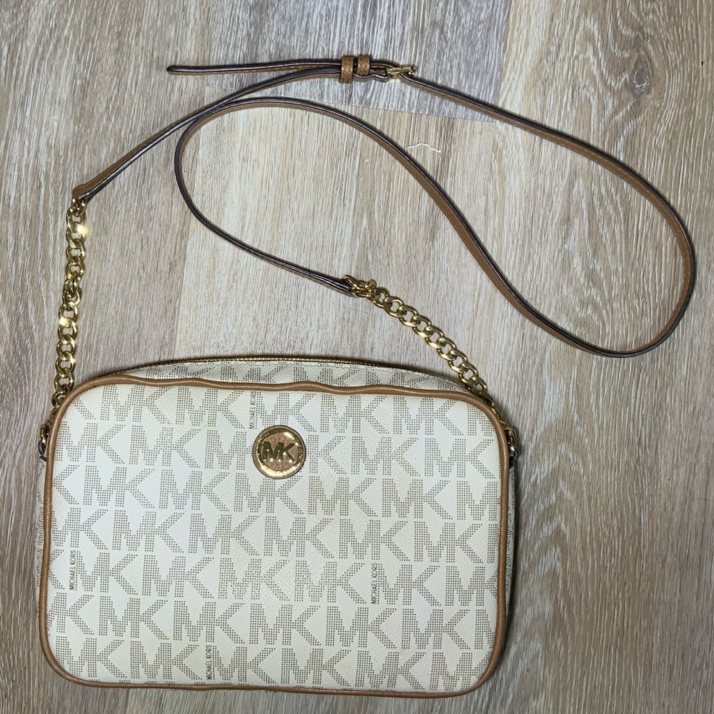 Michael Kors Signature Jet Set Vanilla Crossbody Bag